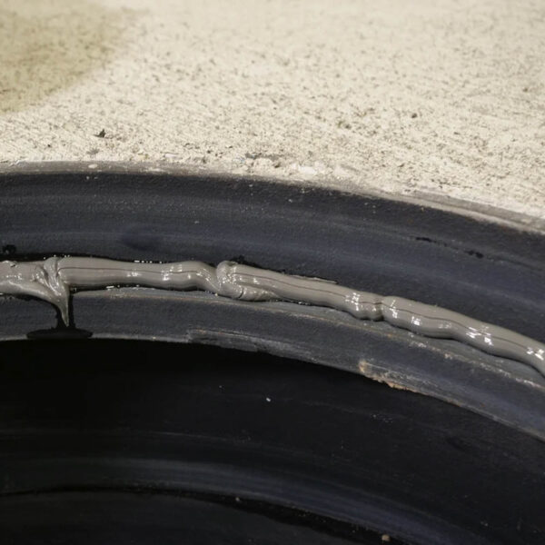 Sigillante per chiusini SHUTOUT di Cherne, applicato sul chiusino